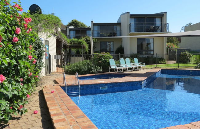 Penguin Mews - Foto 1