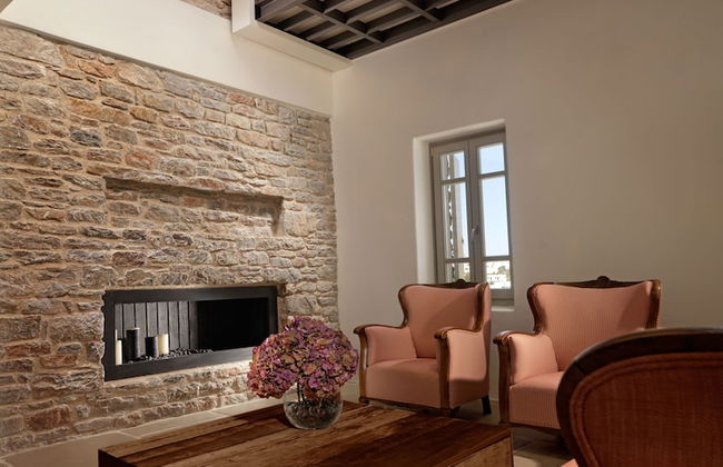 Themonies Luxury Suites - Photo 3