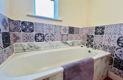 4-Bedroom House 5 mins to Beach & Parking - Foto 27