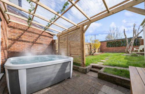 3BR Home with Hot Tub and Garden - Foto 1