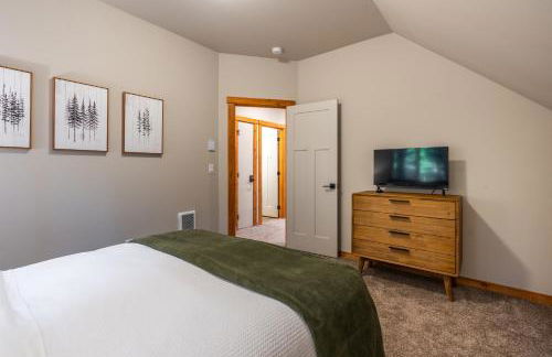 Lux Chalet with Air Hockey, Hot Tub, & Fire Place - Foto 34