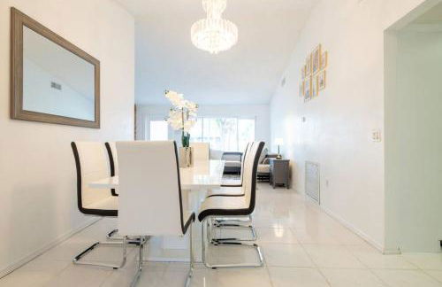 Waterfront 2-Story Villa with Heated Pool - Foto 29