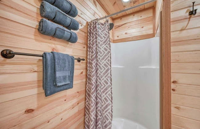 Cozy Cabin Firepit and Grill & 10 Mins to Main St - Foto 12