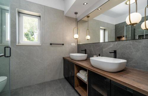 Villa Stella with 32 sqm private heated pool Jacuzzi Sauna Media room 3 bedrooms - Photo 23