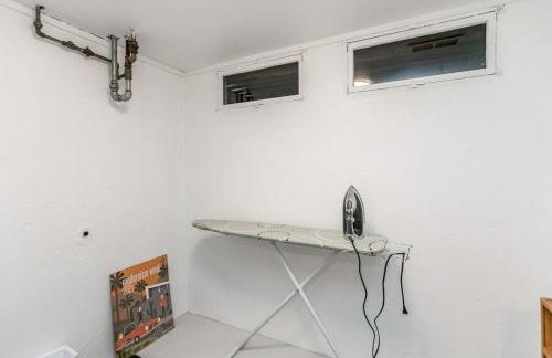 Mid-Century Style And Class In Quiet NE Location - Foto 24