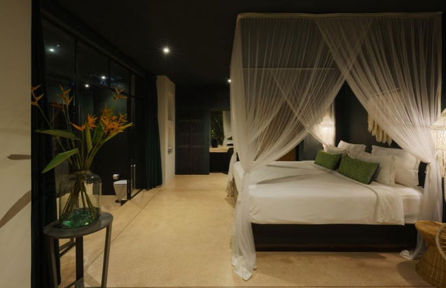 Cool and Contemporary Hilltop Villa With Ocean Views - Photo 35