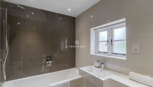 Cosy Family Home Near Thorpe Park & Legoland - Foto 5