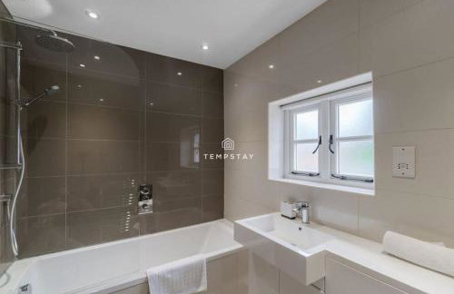 Cosy Family Home Near Thorpe Park & Legoland - Foto 5