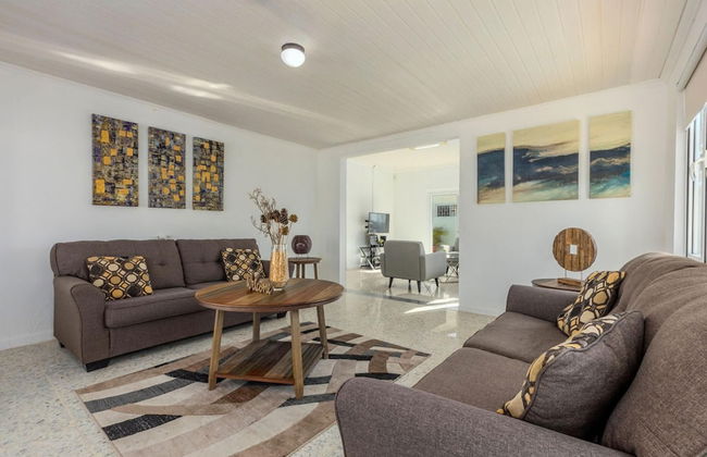 3BR Home w Pool in Downtown 5min Walk 2 Beach - Foto 4