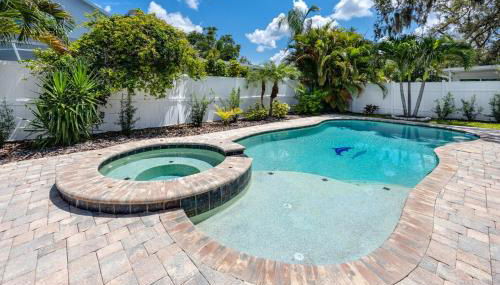 NEW! Palm Harbor Hideaway - Beautiful, Spacious 4BR Home with Amazing Pool - Foto 2, Garden, sunbed