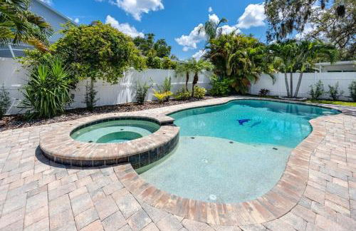 NEW! Palm Harbor Hideaway - Beautiful, Spacious 4BR Home with Amazing Pool - Foto 2
