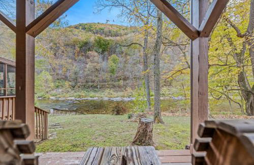 River Time Cabin - Riverfront, Hot Tub, Screen Porch, Fishing, Games, View, 3 King Beds - Photo 91