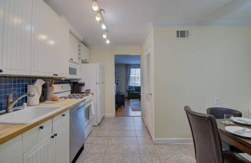 Book Now! 8-Min to Metro - King Bed- Old Town Central Retreat - Floyd's Freedom - - Foto 5