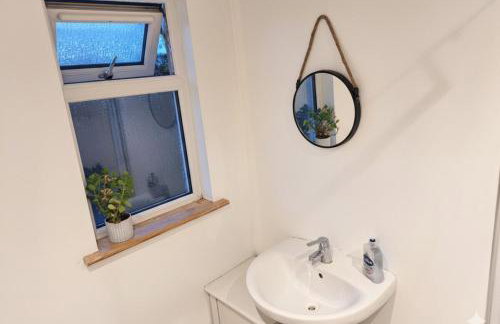 Modern 4BR Cambridge House with Parking for 9 guests - Foto 2