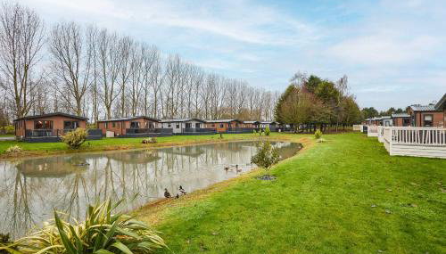 Black Moorhen Lodge with Hot Tub - Photo 4