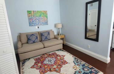 Duval Street Suite w parking and pool - Photo 13