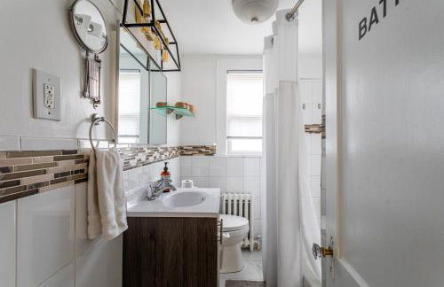 The Gold Room near downtown trains fast wifi - Photo 30