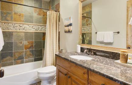 Blue Skies Lakeside Family-friendly Getaway w/ Hot Tub & BBQ - Foto 47