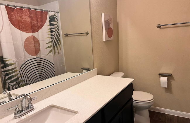 Spacious 4BR Home w Game Room Office Backyard - Foto 9