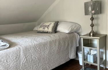 Getaway Country Cottage -Entire House w/ Fireplace - Foto 20