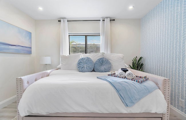 Coastal Retreat Stylish 4 BDR w/ Private Pool! - Foto 10