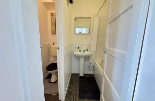THE SPRINGFIELD SUITE - ONE BEDROOM APARTMENT - KIDDERMINSTER CENTRAL - SLEEPS 3 GUESTS - PARKING INCLUDED - WEST MIDLANDS SAFARI PARK LOCATIOn - Foto 17