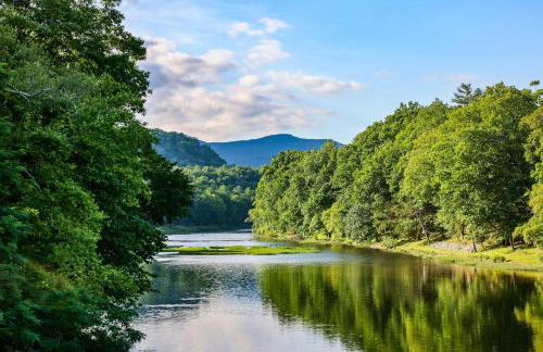 Rustic Hideaway with Fire Pit Less Than 1 Mi to River! - Foto 3