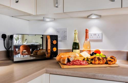 Stunning Detached House with Driveway Parking, Office Room, Self-Check-In, Fast WiFi and Smart TV with Sky and Netflix by Yoko Property - Photo 30