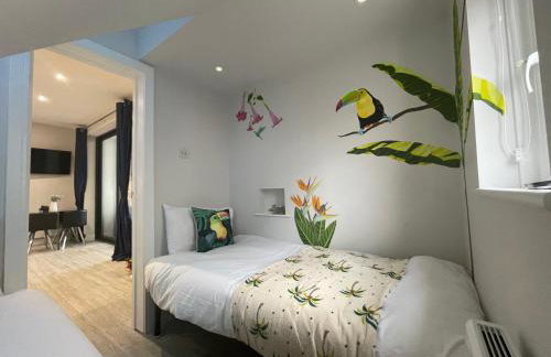 The Jungle Apartment - by Coastline Retreats - Jungle Themed Garden Apartment - Outdoor Bath - Next to Seafront - Childrens Toys - Superfast Wifi - Netflix - Disney - Foto 7