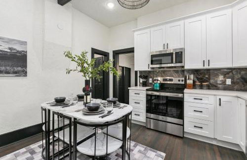 Old Town Retreat with Hot Tub - Steps from CSU! - Photo 18