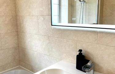 City Centre House - Pet Friendly - Free Parking - 2 Bedroom - Large Garden - Foto 24