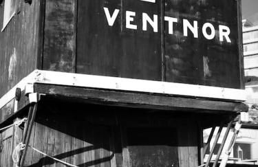 Relaxing private entrance ensuite room with stunning sea view and swimspa - Photo 34