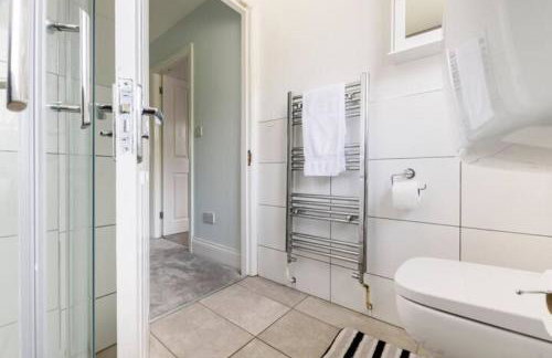 Overbury Lodge, Birmingham with FREE Parking - Photo 19