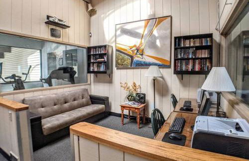 Cute Cedar Lodge Studio with Balcony & Lake Views! - Foto 7