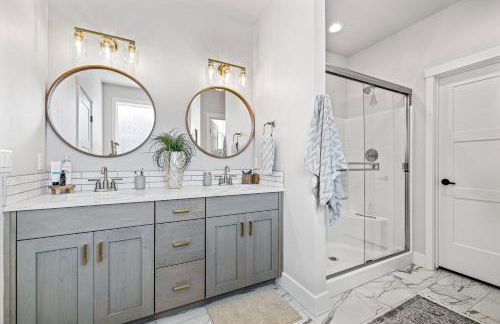 New Mountain Bluebird - walk to lake, golf, and town - game rm - family friendly - sleeps 14 - Photo 15