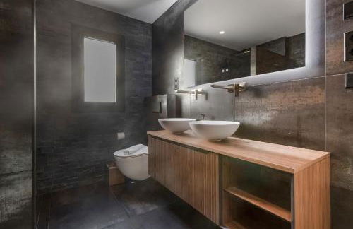 Luxurious And Modern Family Home - Photo 18