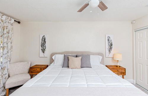 Walk to Downtown - 7min to beach - King bed & Free parking - Foto 21