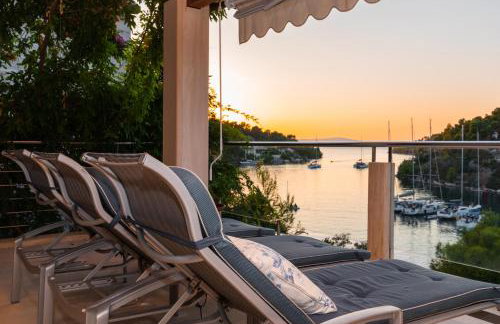 VILLA PHILIPPA - luxurious five-room villa - idyllic location - first row to the sea - spectacular view of the sea bay - unforgettable sunsets - 15 minutes from Supetar ferry port - free parking - private heated pool - Foto 11