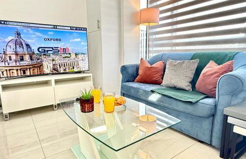 Walnut Luxurious 2-Bedroom with Ensuite - Parking, Netflix, WIFI - Close to Oxford, Bicester & Blenheim Palace - Photo 3