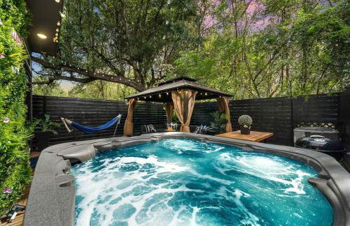 Black House - Downtown Elegance with HotTub and King Beds - Foto 7