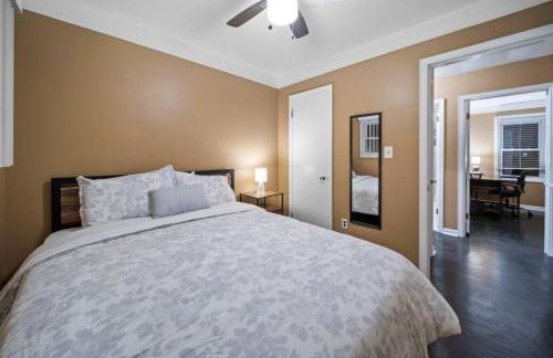 Elegant Oasis 4 Bedroom Home Away from Home - Photo 9