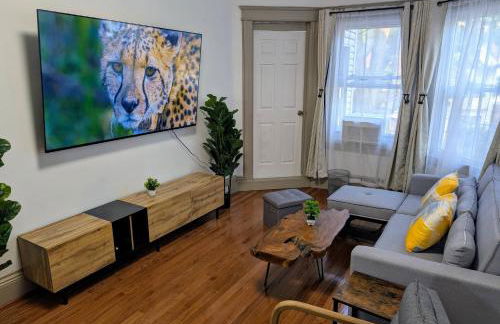 Spacious duplex retreat in city w/ Parking nearby - Foto 36