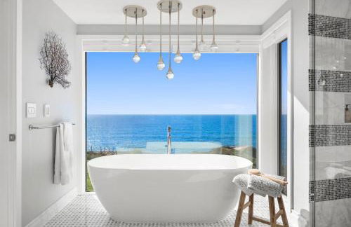 Distinguished Oceanfront Point Estate with Iconic Beach Mountain Vistas - Foto 17