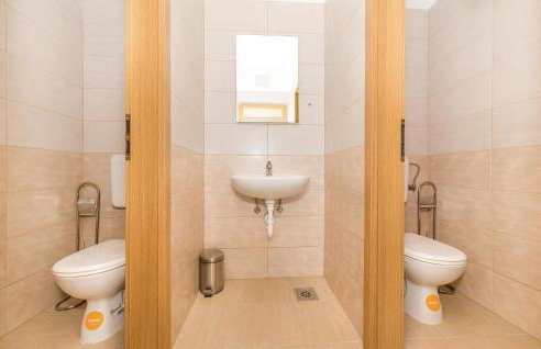 2 Bedroom Stunning Apartment In Divulje - Foto 14