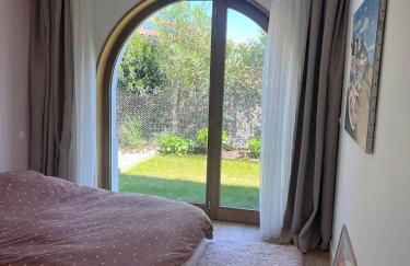 Contemporary Villa with Pool - Foto 24