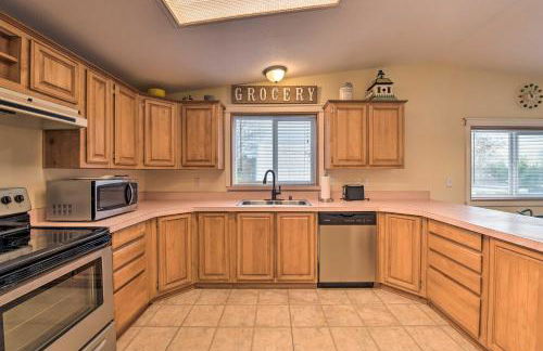 Cute Cottage with Deck Walk 115 Ft to Brewery and Cafe - Foto 8