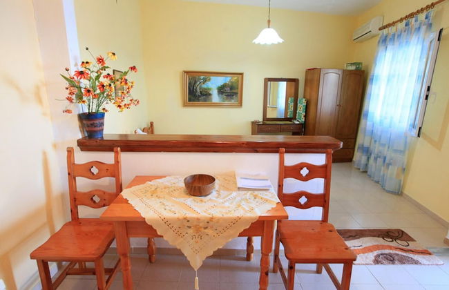 Dolphin Studio Swimming Pool Walk to Beach Sea Views A C Wifi Car Not Required - 559 - Foto 14