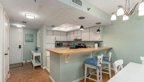 Beach views with top complex amenities and covered parking! - Foto 5