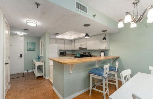 Beach views with top complex amenities and covered parking! - Foto 5