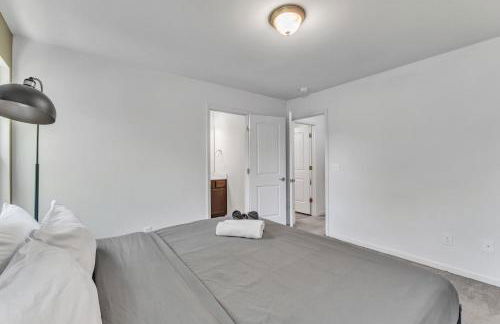 4BR Townhouse King Bed 2-Story Near NC State - Foto 29